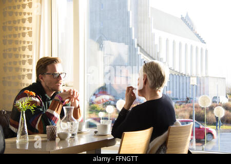 Zwei Personen haben einen Tee in Café Loki, in der Nähe von Kirche Hallgrímskirkja in Reykjavík, Island. Stockfoto