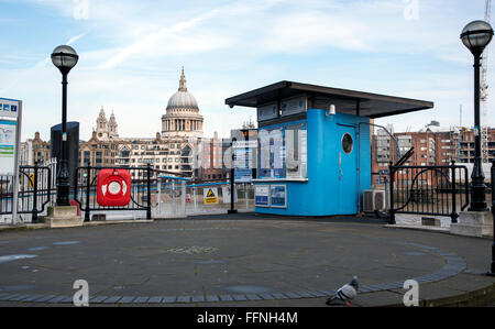 Bankside Pier ist eine Haltestelle für Fluss-Dienstleistungen in London. Es befindet sich am Südufer der Themse, in der Nähe von Tate Modern Stockfoto