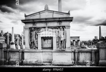 Schwarz / weiß-Bild von einem Grab, Nekropole, Friedhof der viktorianischen Elite, Glasgow, Schottland Stockfoto