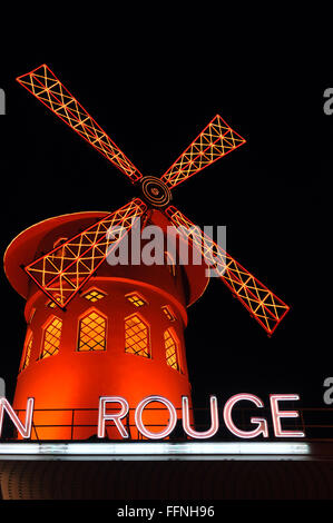 Moulin Rouge Theater in Pigalle bei Nacht, Paris Stockfoto