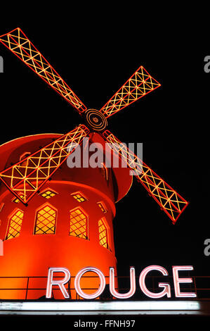 Moulin Rouge Theater in Pigalle bei Nacht, Paris Stockfoto