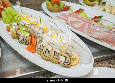 Auswahl an kalten Vorspeisen, die auf ein luxuriöses Restaurant Buffet Bar Stockfoto