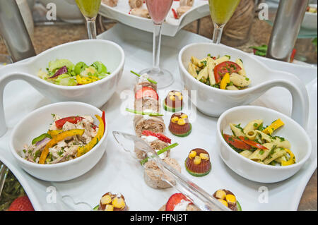 Anzeige für die Auswahl von Salaten in einem luxuriösen Restaurant Buffet Bar Stockfoto
