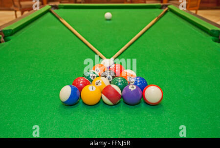 Closeup Detail eines Pool Billard Tische mit Kugeln und Queues Stockfoto