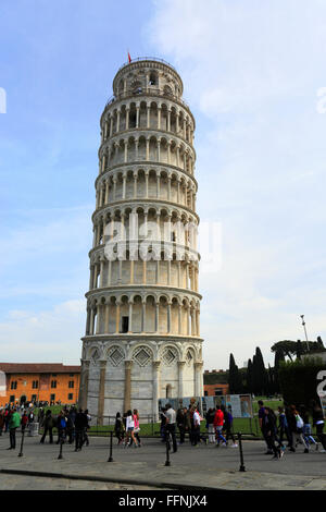 Sommer-Blick auf den schiefen Turm von Pisa, mit Touristen, Piazza dei Miracoli, Pisa Stadt, Weltkulturerbe, Toskana, Ita Stockfoto