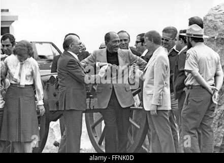 Gettysburg, Pennsylvania, USA. 10. Sep, 1978. US-Präsident Jimmy Carter, rechts, Präsident Anwar Sadat Ägyptens, zentrieren und Premierminister Menachem Begin Israels, links, chat, da sie das US-Bürgerkrieg-Schlachtfeld in Gettysburg, Pennsylvania während einer Pause in den Gipfel von Camp David am 10. September 1978 tour. Boutros Boutros-Ghali starb im Alter von 93 Jahren am 16. Februar 2016.Credit: Benjamin E. '' Gene'' Forte - CNP © Benjamin E.'' Gene Forte/CNP/ZUMA Draht/Alamy Live News Stockfoto