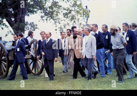 Gettysburg, Pennsylvania, USA. 10. Sep, 1978. US-Präsident Jimmy Carter, rechts, Präsident Anwar Sadat Ägyptens, zentrieren, und Premierminister Menachem Begin Israels, links, Tour der amerikanischen Bürgerkriegs Schlachtfeld in Gettysburg, Pennsylvania in Begleitung von Mitgliedern ihrer jeweiligen Delegationen während einer Pause in den Gipfel von Camp David am 10. September 1978. Boutros Boutros-Ghali starb im Alter von 93 Jahren am 16. Februar 2016.Credit: Benjamin E. '' Gene'' Forte - CNP © Benjamin E.'' Gene Forte/CNP/ZUMA Draht/Alamy Live News Stockfoto