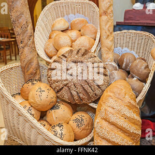 Auswahl an verzierten Brot Brote auf ein luxuriöses Restaurant Buffet Bar Stockfoto