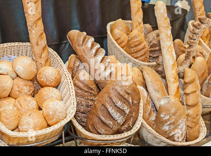 Auswahl an verzierten Brot Brote auf ein luxuriöses Restaurant Buffet Bar Stockfoto