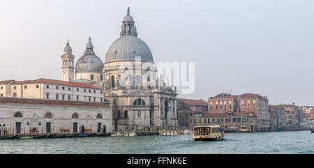 Venedig-Canal Grande und Santa Maria della Salute Kirche Stockfoto