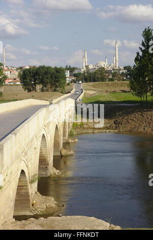 Alte Brücke in der Nähe von Beyazid II Komplex, mit Selimiye-Moschee in den Rücken, Edirne, Türkei Stockfoto