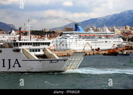 Tritt ein Kreuzfahrtschiff und Jadrolinija Fähre den Hafen von Split in Kroatien Stockfoto