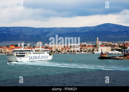 Jadrolinija Fähre betritt den Hafen von Split in Kroatien Stockfoto