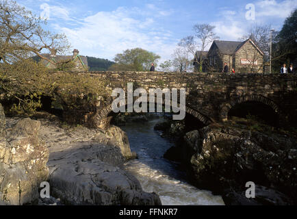 Betws-y-Coed Pont y paar Brücke den Kessel und den Fluss Llugwy Afon Llugwy im Abendlicht Conwy Grafschaft Snowdonia National Pa Stockfoto