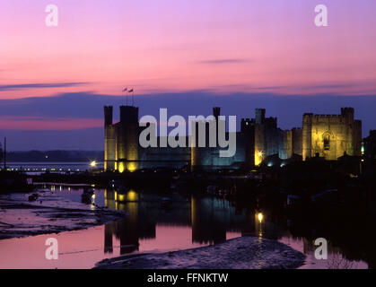 Caernarfon Castle bei Sonnenuntergang Dämmerung Abenddämmerung Nacht mit River Seiont bei Ebbe Gwynedd North Wales UK Stockfoto