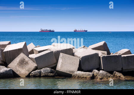 Massivem Stein und Staumauer am Meer Stockfoto