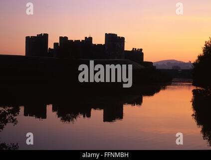 Caerphilly Castle bei Dawn Sonnenaufgang South Wales UK Stockfoto