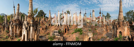 Panoramablick über Shwe Inn Thein Pagode, eine Gruppe von verfallenen buddhistischen Stupas in Inthein (Indein), Inle-See, Shan-Staat, Birma Stockfoto