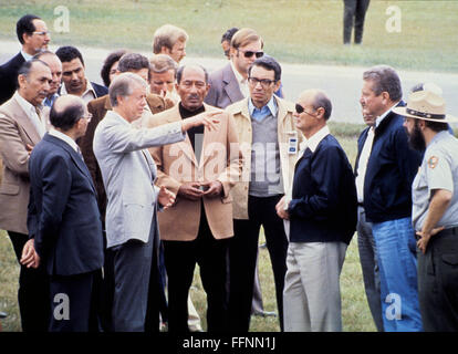 Präsident Anwar al-Sadat Ägyptens, Zentrum, umgeben von Premierminister Menachem Begin Israels; US-Präsident Jimmy Carter; Außenminister Moshe Dayan Israels; und Verteidigung-Minister Ezer Weizman Israels; Boutros Boutros-Ghali, Staatsminister im Außenministerium von Ägyptens steht zwischen Sadat und Dayan; und Elyahu Rubinstein, israelische Berater, steht zwischen Dayan und Weizman, da sie das US-Bürgerkrieg-Schlachtfeld in Gettysburg, Pennsylvania während einer Pause in den Gipfel von Camp David am 10. September 1978 tour. Boutros Boutros-Ghali starb im Alter von 93 Jahren am 16. Februar 2016 Stockfoto