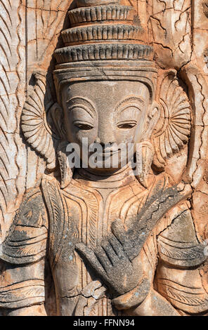 Deva-Statue an der Klosterruine Nyaung Eiche in Inthein (Indein), Inle-See, Birma (Myanmar) Stockfoto