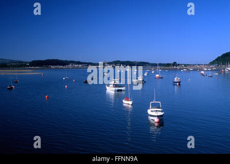 Menai Strait Boote von Beaumaris Pier auf der Suche nach Bangor Anglesey North Wales UK Stockfoto