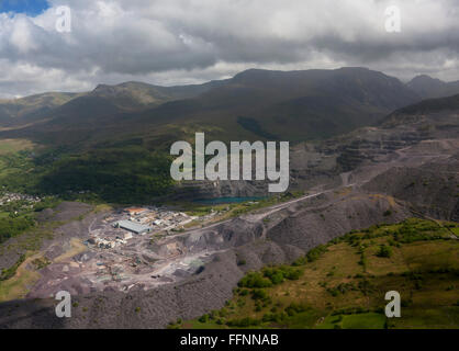 Luftaufnahme von Penrhyn-Schiefer-Steinbruch und Carneddau Bergkette Snowdonia National Park Bethesda Gwynedd North Wales UK Stockfoto