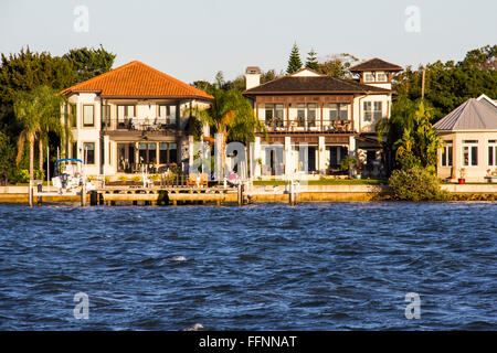 Luxus-Immobilien auf Anastasia Insel überblicken Matanzas Bay in St. Augustine, FL. Stockfoto