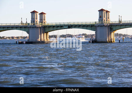 Die 1927 Bridge of Lions ist eine zweiflügelige Klappbrücke überspannt den Intercoastal Waterway (Matanzas Fluss) in St. Augustine. Stockfoto