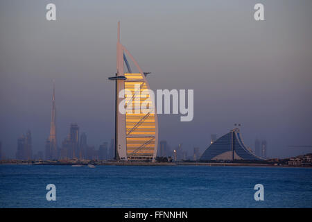 Die Skyline von Dubai, Palm Jumeirah Island, Vereinigte Arabische Emirate, 9. Februar 2016 entnommen. Das Bild entstand als eine hohe dynamische Bandbreite Bild aus 5 einzelnen Aufnahmen. FOTO: KEVIN KUREK/DPA - KEIN DRAHT-DIENST- Stockfoto