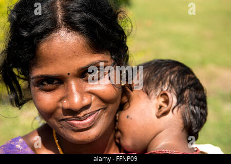 Indische Frau mit Baby schlafend auf ihrer Schulter in Tamil Nadu, Indien, Asien Stockfoto