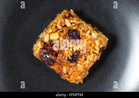 Nahaufnahme eines koreanischen Reis süßen Leckereien über schwarze Platte von oben Stockfoto