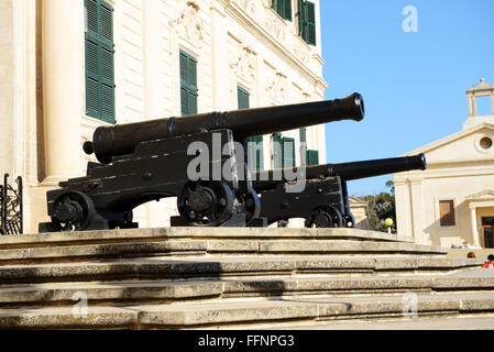 Die alten Kanonen in Valletta, Malta Stockfoto