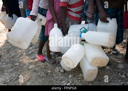 Erdbebenüberlebende, die seit dem Erdbeben der Stärke 7,0 Haiti am 12. Januar 2010 durch das Rote Kreuz im Lager Jean Marie Vincent zur Wasserversorgung anstehen Stockfoto