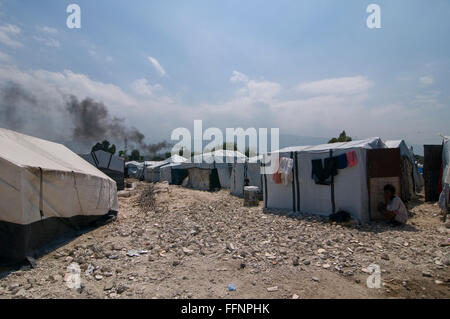 Provisorische Zelte im Lager Jean Marie Vincent in Port au Prince, das seit dem Erdbeben der Stärke 7,0 am 12. Januar 2010 in Haiti Tausende von Menschen beherbergt Stockfoto