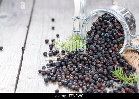 Teil von Wacholderbeeren auf Vintage Holz-Hintergrund Stockfoto