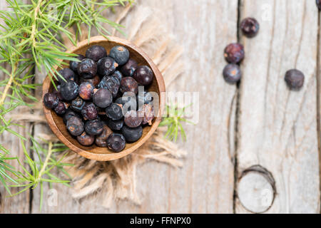 Teil von Wacholderbeeren auf Vintage Holz-Hintergrund Stockfoto