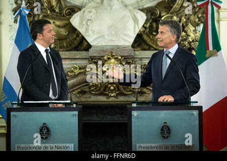 Buenos Aires, Argentinien. 16. Februar 2016. Argentiniens President Mauricio Macri (R) und italienische Ministerpräsident Matteo Renzi an eine Pressekonferenz nach ihrem Treffen am Casa Rosada in Buenos Aires, Hauptstadt von Argentinien, am 16. Februar 2016 teilnehmen. © Martin Zabala/Xinhua/Alamy Live-Nachrichten Stockfoto