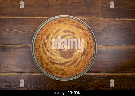 Zebra-Kuchen von oben über hölzerne Hintergrund Stockfoto