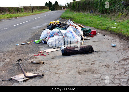 Fliegen Sie kippte Müll am Straßenrand Stockfoto