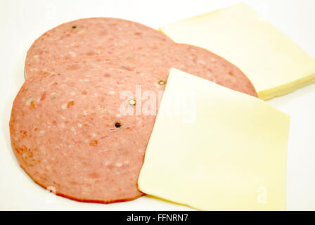 Cotta-Salami und amerikanischer Käsescheiben Stockfoto