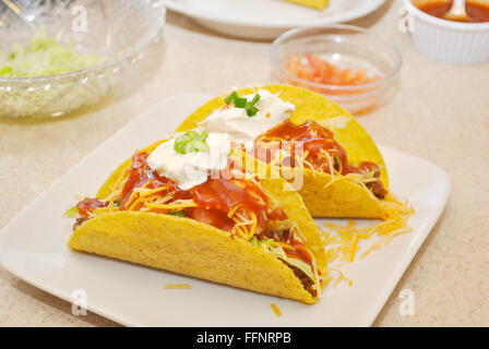 Geladenen Taco-Schalen mit frischen Zutaten Stockfoto