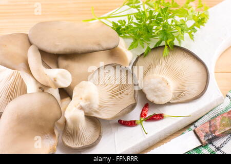 Handvoll frische Austernpilze auf einem Tablett Stockfoto