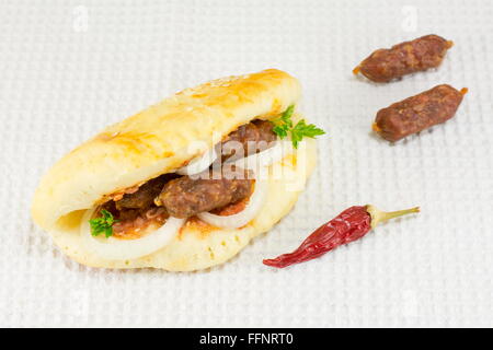 Pikante Gourmet-Sandwich mit speziellen kleinen Würstchen auf weiße Tischdecke Stockfoto