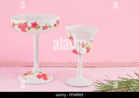 Serviettentechnik dekoriert Blume Muster Wein Gläser vor rosa Hintergrund Stockfoto
