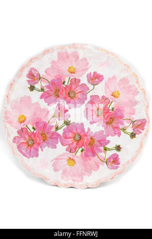 Serviettentechnik dekoriert Platte mit Blumenmuster auf weißem Stockfoto