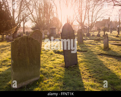 Ein Friedhof an einem frostigen frühen Morgen im Winter - St Mary's, Wandsworth, London Stockfoto