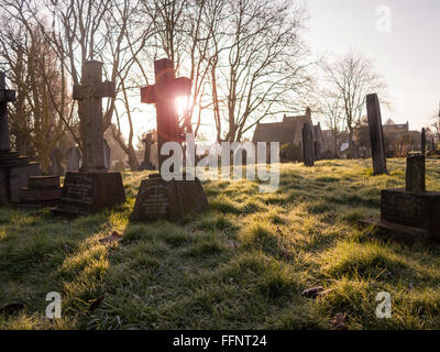 Ein Friedhof an einem frostigen frühen Morgen im Winter - St Mary's, Wandsworth, London Stockfoto