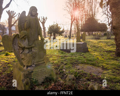 Ein Friedhof an einem frostigen frühen Morgen im Winter - St Mary's, Wandsworth, London Stockfoto