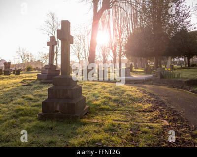 Ein Friedhof an einem frostigen frühen Morgen im Winter - St Mary's, Wandsworth, London Stockfoto