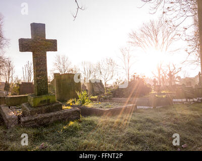 Ein Friedhof an einem frostigen frühen Morgen im Winter - St Mary's, Wandsworth, London Stockfoto